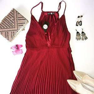Boohoo plunge pleated dress ( burgundy)